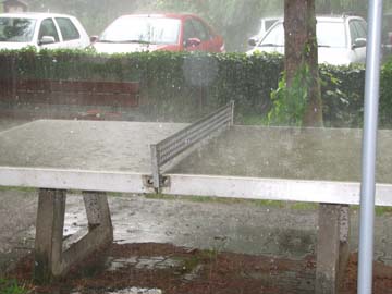 Tischtenniplatte im Regen
